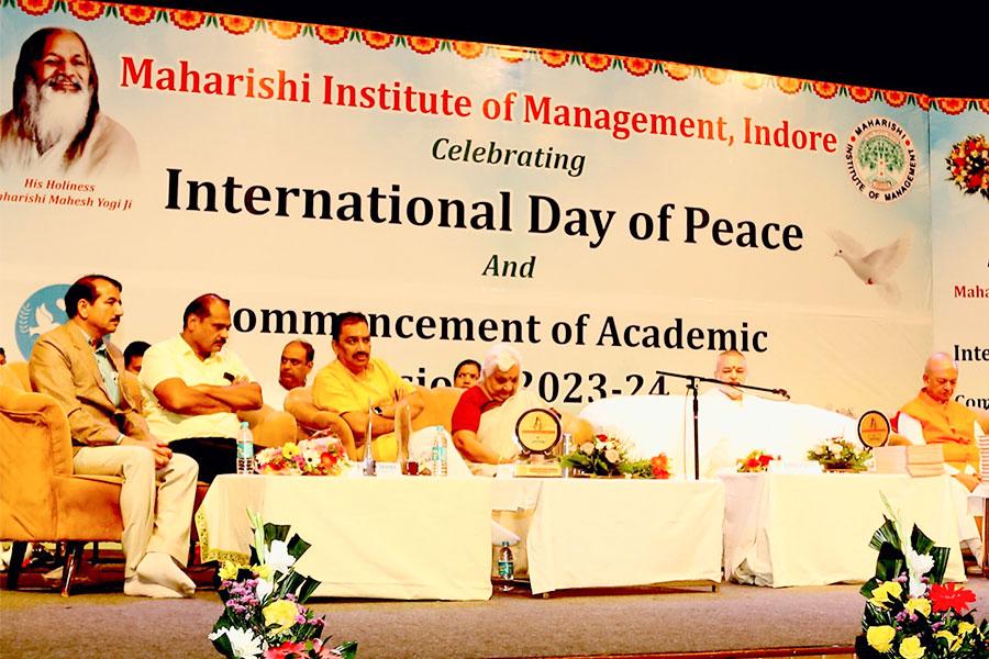 International Day of Peace and the commencement of the academic session of Maharishi Institute of Management, Indore. Padmashree Dr. Janak Palta Magligan was the chief guest of the programme and international poet Professor Rajeev Sharma and Dr. Rajeev Dixit DCDC, Devi Ahilya University were the special guests. 